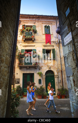 Scène de rue à Guardiagrele dans les Abruzzes, en Italie. Banque D'Images