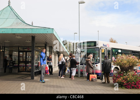 Les passagers qui attendent au premier arrêt de bus dans le centre ville de la gare routière. Truro, Cornwall, Angleterre, Royaume-Uni, Grande Bretagne. Banque D'Images