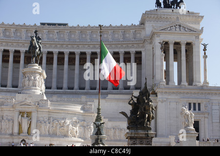 Le drapeau italien vole à l'extérieur de la région de monument à Victor-Emmanuel II à Rome, Italie. Banque D'Images