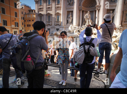 Les touristes autour de la fontaine de Trevi à Rome, Italie. Banque D'Images