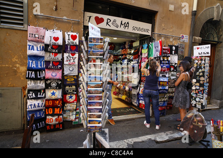 Un magasin de vente de souvenirs près de la fontaine de Trevi à Rome, Italie. Banque D'Images