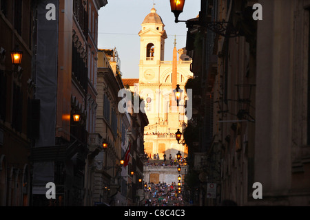 L'église de Trinita dei Monti, au-dessus de l'Espagne vu de la via Condotti à Rome, Italie. Banque D'Images