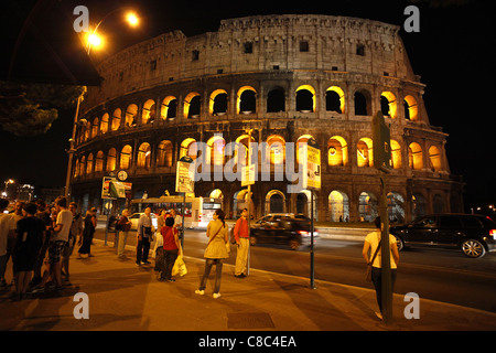 Les touristes à l'extérieur du Colisée à Rome, Italie pendant la nuit. Banque D'Images