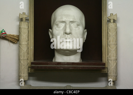 Tombeau du dictateur fasciste italien Benito Mussolini Mussolini dans la crypte familiale du cimetière de Predappio, Italie. Banque D'Images