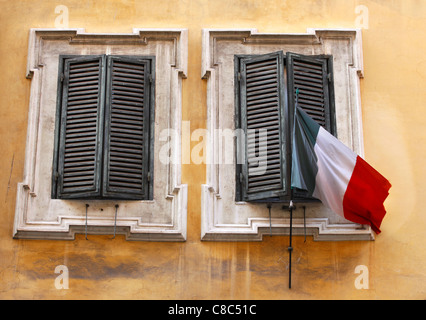 Le drapeau italien vole d'un bâtiment. Banque D'Images