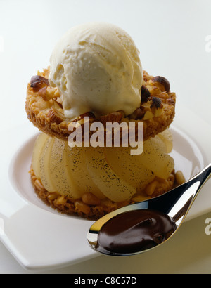 Poire à la vanille et noisette biscuit sablé avec de la glace à la vanille Banque D'Images