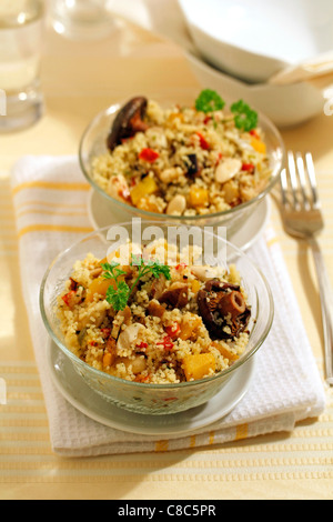 Couscous aux champignons. Recette disponible. Banque D'Images