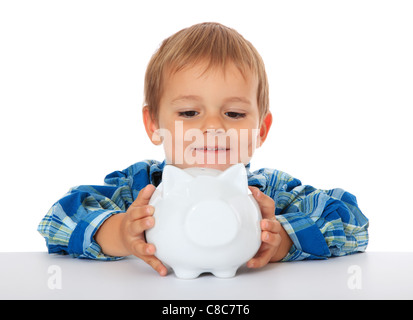 Cute Young boy avec sa tirelire. Le tout sur fond blanc. Banque D'Images