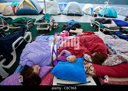 Sommeil passager dans le solarium. Columbia ferry. Le passage de l'intérieur de l'Alaska. USA Banque D'Images