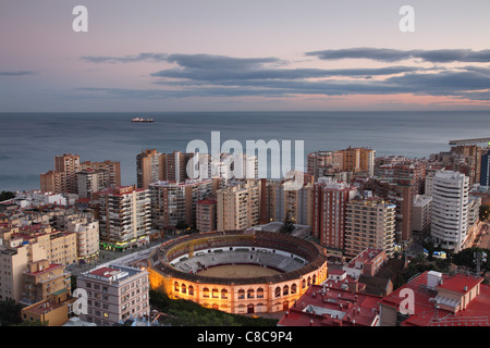 Voir la soirée de Malaga port avec en premier plan des arènes. Banque D'Images