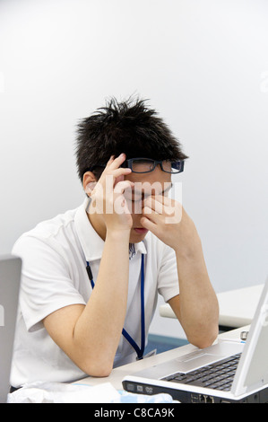 Jeune homme souffrant de maux de tête Banque D'Images