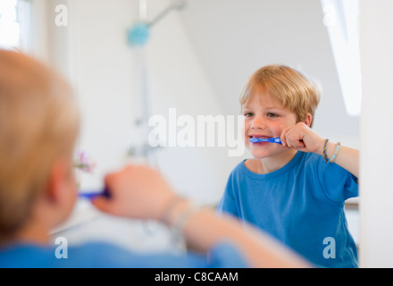 Garçon se brosser les dents Banque D'Images