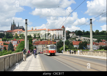 Pont Manesuv et tram sur la Vltava Prague République tchèque. Le pont relie Josefov et la vieille ville avec le Château Banque D'Images