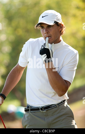 ProAm Golf Tournament - Rafa Nadal regarde la balle Banque D'Images