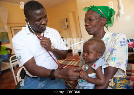 Un médecin examine un nourrisson de Mongu, Zambie, Afrique du Sud. Banque D'Images