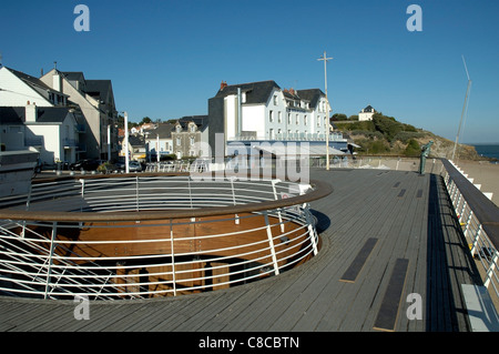 Statue de Jacques Tati donne de la promenade sur la plage de Saint-Marc-Sur-Mer, Bretagne, France Banque D'Images