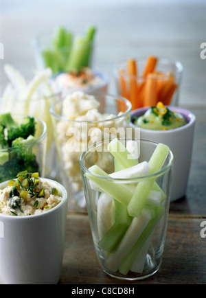 Des légumes crus avec une trempette Banque D'Images