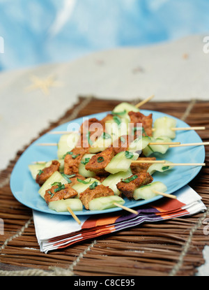 Concombre mariné brochettes de poulet tandoori et Banque D'Images