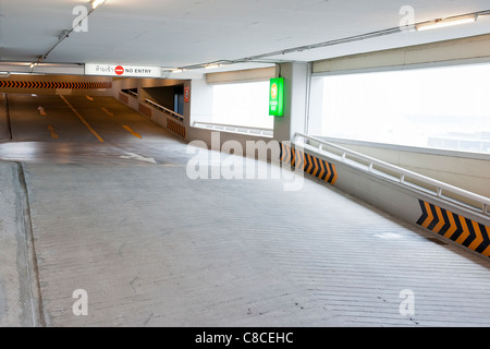 Lane rampe d'étage supérieur et inférieur dans le stationnement de voiture Banque D'Images