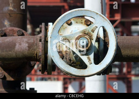 Vanne industrielle dans l'usine pétrochimique Banque D'Images