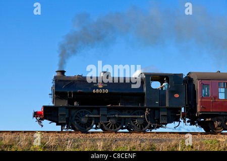 Moteur à vapeur et train sur le North Norfolk Norfolk line Le coquelicot fer East Anglia Angleterre UK GB EU Europe Banque D'Images