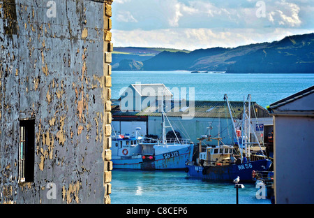 © Tony Bartholomew bateaux de pêche s'asseoir dans le port de Scarborough sur un matin d'automne bleu Banque D'Images