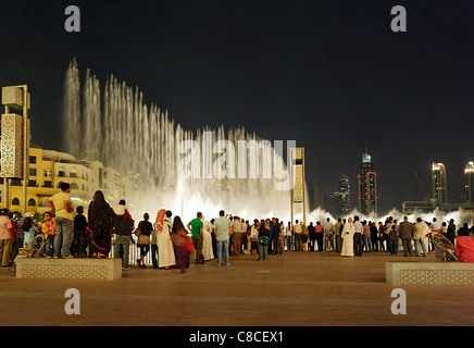 Les Fontaines de Dubaï, le plus grand de la lumière et de l'eau show, Business Bay district, le centre-ville de Dubai, Dubaï, Émirats Arabes Unis Banque D'Images