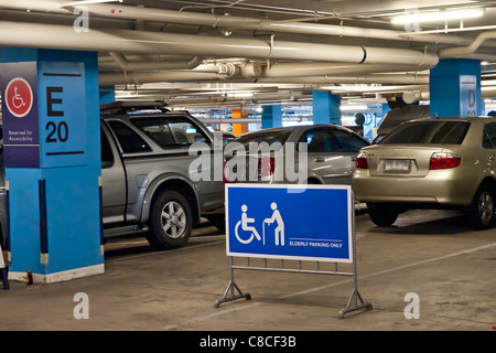 Personnes âgées et parking accés handicapés suele sign Banque D'Images