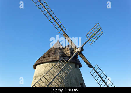 Moulin à vent traditionnel sous ciel bleu Banque D'Images