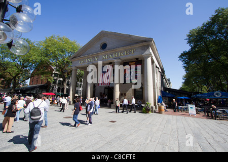 BOSTON - 28 SEPTEMBRE : Les gens en face de la Quincy market dans le centre de Boston. Quincy market est plein de boutiques et restaurants. Banque D'Images