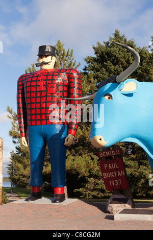 Statues géantes de Paul Bunyan et Babe le stand Blue Ox près du lac Bemidji de Bemidji, Minnesota, USA. Banque D'Images