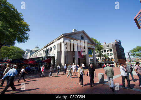 BOSTON - 28 SEPTEMBRE : Les gens en face de la Quincy market dans le centre de Boston. Quincy market est plein de boutiques et restaurants. Banque D'Images