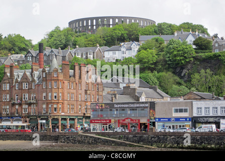 Oban, avec la tour McCaig (ou folie) dominant la colline au-delà. Banque D'Images