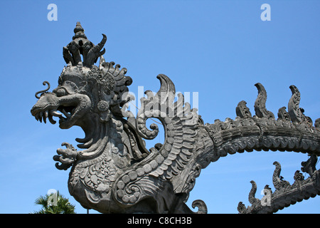 Dragon en pierre sculptée sur une porte de Bali Banque D'Images