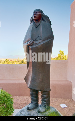 La prière du matin, sculpture en bronze par Allan Houser, Museum of Indian Arts & Culture, Musée Hill, Santa Fe, New Mexico, USA Banque D'Images