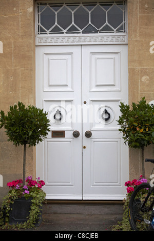 Porte d'entrée à la maison en terrasses du Royal Crescent à Bath, Somerset Royaume-Uni en août Banque D'Images