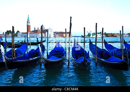 Poteaux d'amarrage gondoles amarré à la Piazza San Marco Venise Italie Banque D'Images