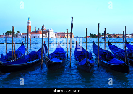 Poteaux d'amarrage gondoles amarré à la Piazza San Marco Venise Italie Banque D'Images