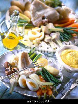 Plaques d'aïoli poisson, légumes et oeuf dur Banque D'Images