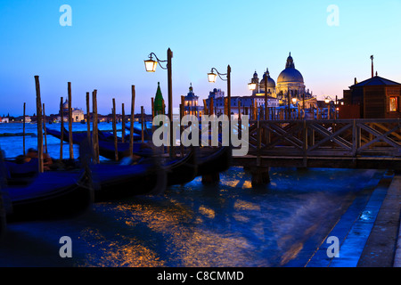 Poteaux d'amarrage gondoles amarré à la Piazza San Marco Venise Italie Banque D'Images