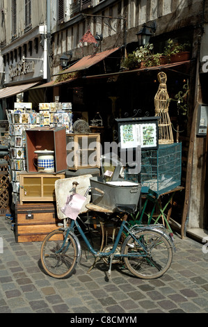 Antiquités, bric-à-brac boutique en ville de Troyes, France Banque D'Images