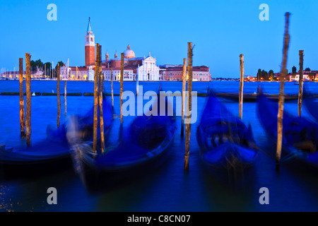 Poteaux d'amarrage gondoles amarré à la Piazza San Marco Venise Italie Banque D'Images