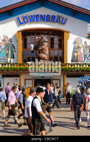 Monde célèbre Oktoberfest à Munich, Allemagne, avec lion figure à l'entrée de la brasserie Löwenbräu Banque D'Images