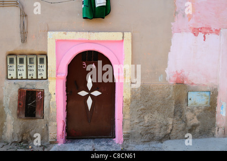 Porte dans l'ancienne Médina, Tiznit, Région de Souss-Massa-Draa, Maroc Banque D'Images