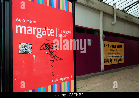 Plage de Margate et le front de Thanet Kent Angleterre Arlington square fermé galerie de boutiques sign post with bienvenue à Margate Banque D'Images