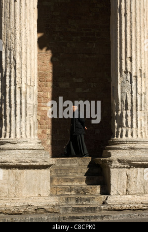 Prêtre en Temple de Minerve, La Piazza del Comune, Assise, Pérouse, Ombrie, Italie Banque D'Images