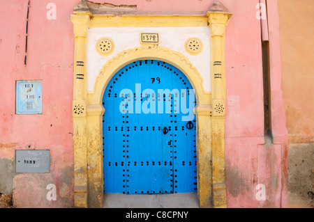 Une porte dans l'ancienne Médina, Tiznit, Région de Souss-Massa-Draa, Maroc Banque D'Images