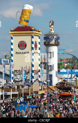 Monde célèbre Oktoberfest à Munich, Allemagne, avec vue panoramique sur les visiteurs entre les tours de tentes brasserie Banque D'Images