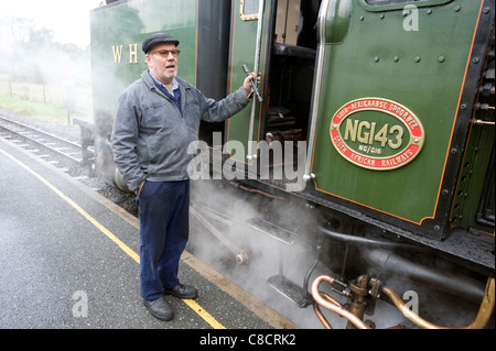 Locomotive à vapeur à voie étroite moteur volontaire pilote sur le Welsh Highland Railway. Banque D'Images