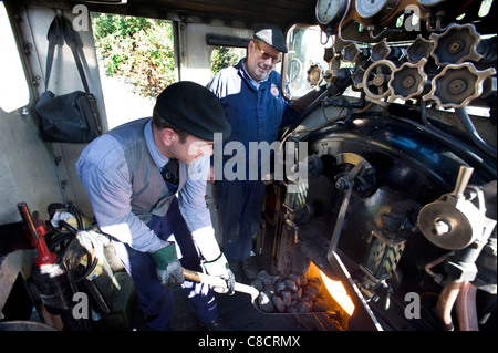 Locomotive à vapeur à voie étroite de pilotes bénévoles, un moteur, un jeune retraité, sur le Welsh Highland Railway. Banque D'Images